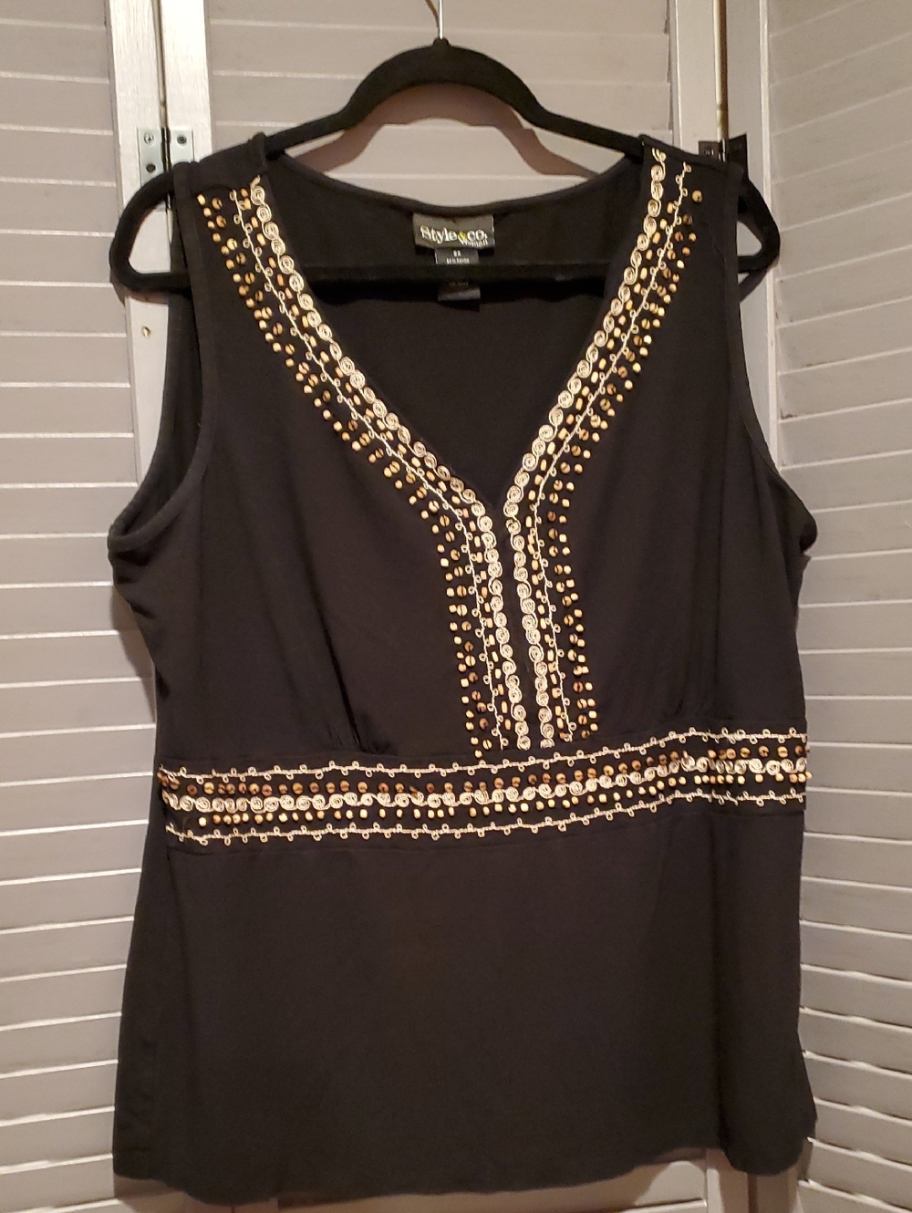 Style & Co. Black V-Neck Tank Top with Decrotive Neck & Waist Size 2X